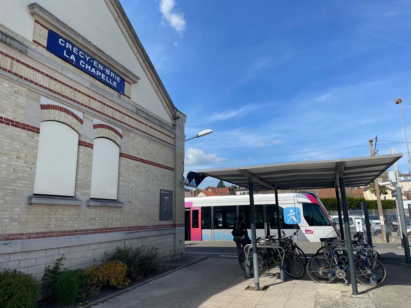 La gare de Crécy-la-Chapelle et son tram-train
